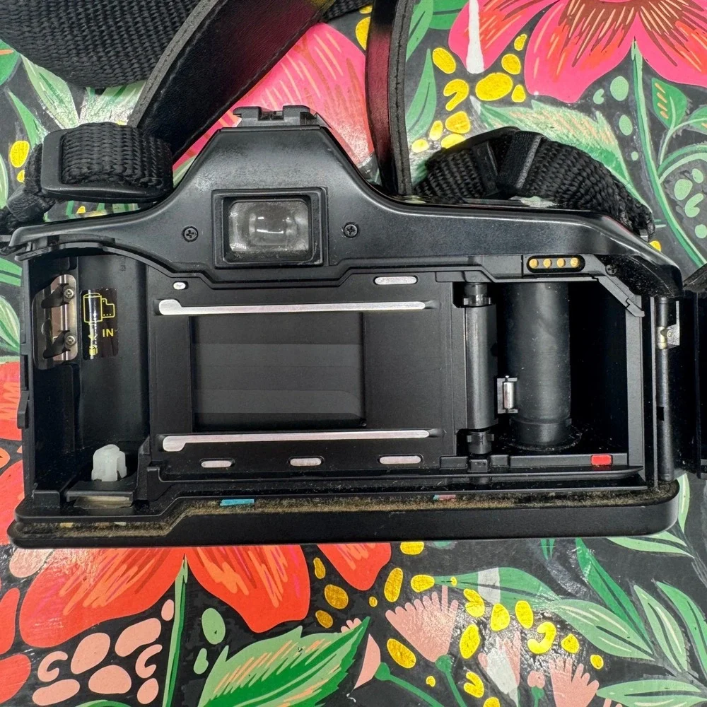 Minolta Maxxum 3000i 35mm SLR Camera with Quantaray 70-210mm AF Lens and Strap